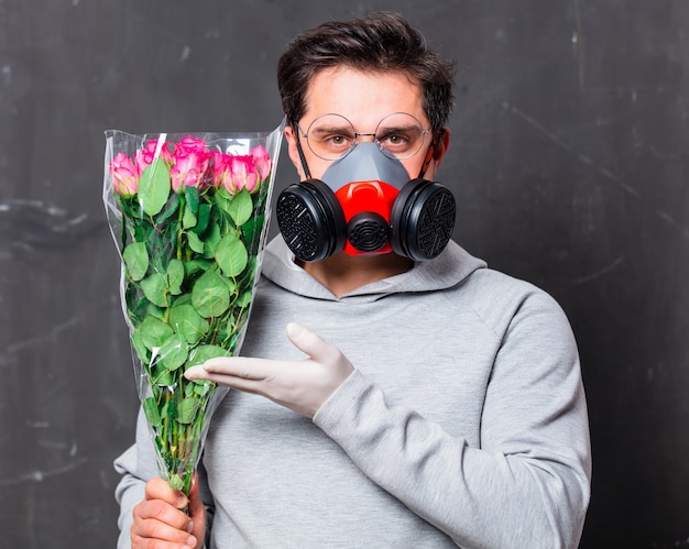 amoureux, homme, masque, tient, roses, bouquet