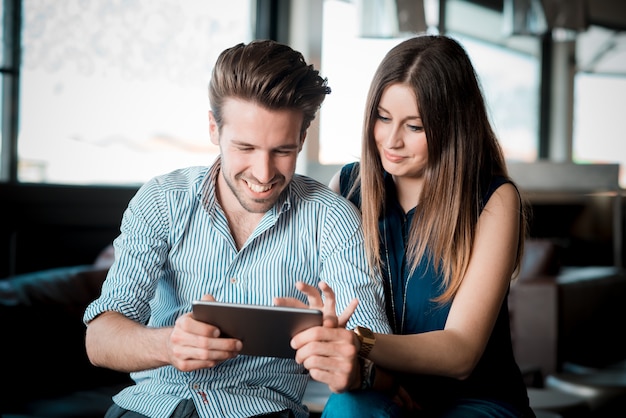 amoureux de jeune beau couple