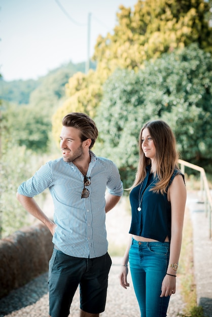 amoureux de jeune beau couple