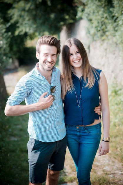 amoureux de jeune beau couple