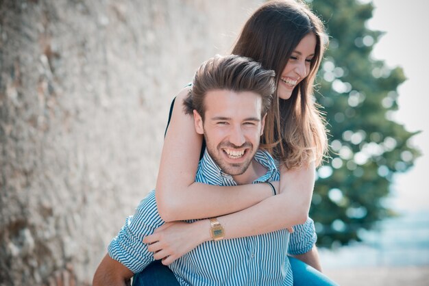 amoureux de jeune beau couple