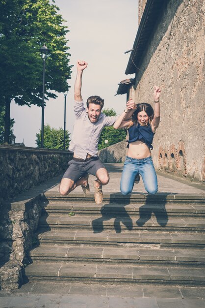 amoureux de jeune beau couple