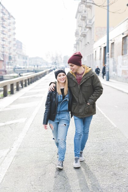 amoureux de jeune beau couple