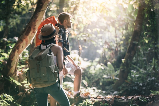 Les amoureux jeunes voyagent dans la forêt, vacances et vacances, voyage de randonnée.