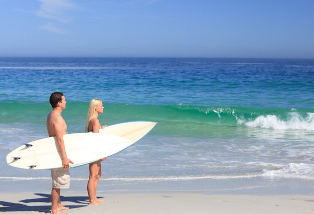 Amoureux avec leurs planches de surf