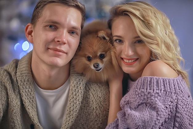 amoureux petit chien intérieur du Nouvel An / garçon et fille câlin soirée de Noël, famille de chiens mignons