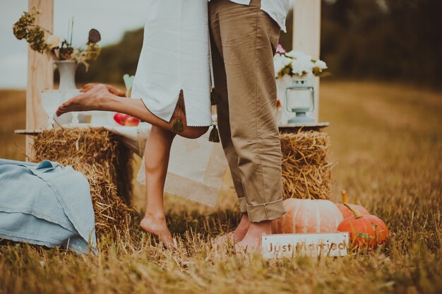 Amoureux des pieds sur le champ de foin