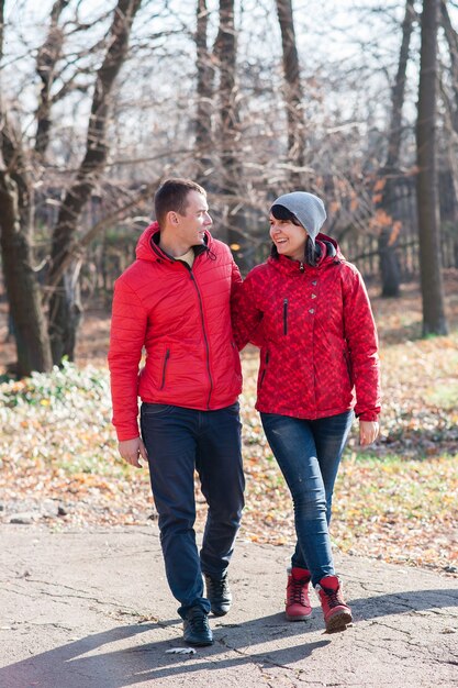 Amoureux se promenant dans le parc