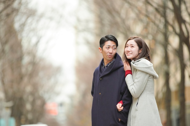 amoureux se promenant dans la ville