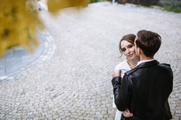 Les amoureux se serrent sous un arbre aux feuilles jaunes