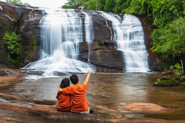 Les amoureux sont heureux dans la cascade Jet-Sri, la belle cascade de la province de Bung-Kan, ThaiLand.