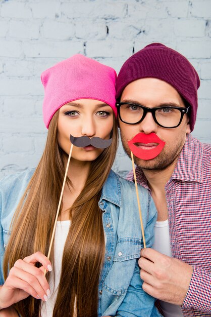 Amoureux tenant des accessoires pour la fête