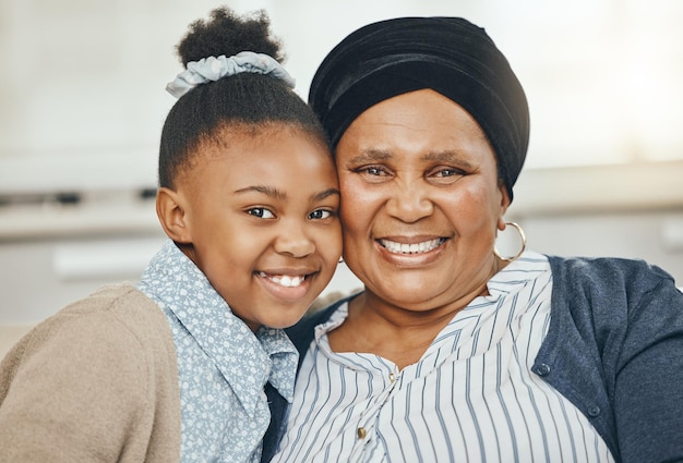 Des amours saines engendrent des enfants heureux Photo d'une grand-mère se liant avec sa petite-fille sur un canapé à la maison