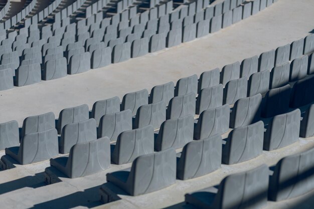 Amphithéâtre extérieur moderne avec des rangées de chaises grises