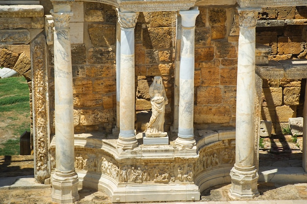 Amphithéâtre romain dans les ruines de Hiérapolis, à Pamukkale, Turquie