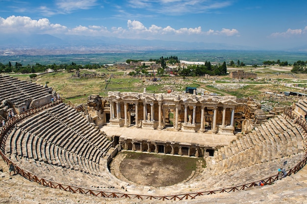 Amphithéâtre romain dans les ruines de Hiérapolis, à Pamukkale, Turquie