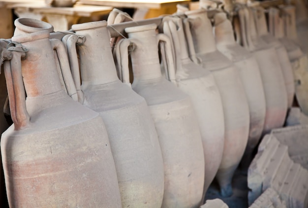 Amphores vieilles de 2200 ans pour pleurnicher, site de Pompéi, Italie