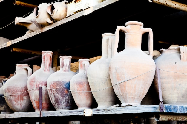 Amphores vieilles de 2200 ans pour pleurnicher, site de Pompéi, Italie