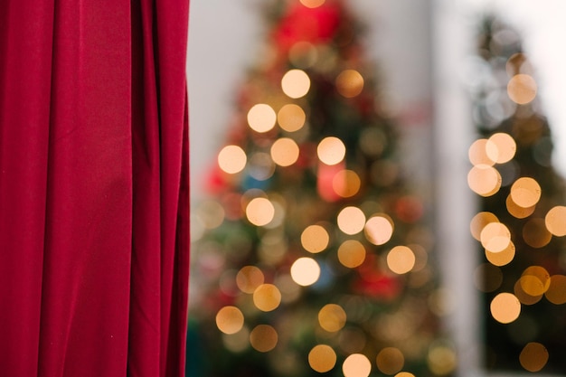 L'ampoule sur l'arbre de Noël avec un beau fond bokeh