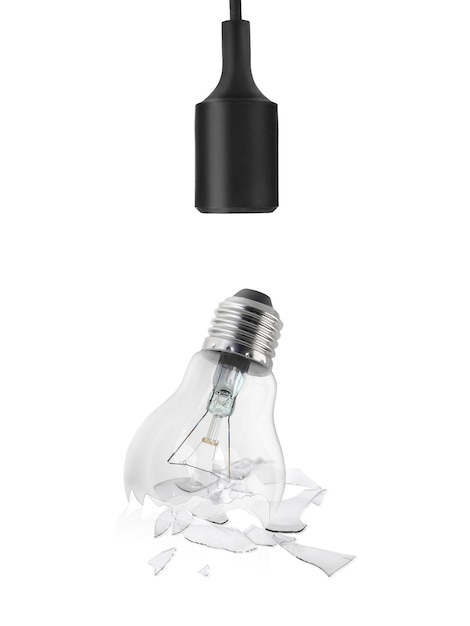 Ampoule cassée isolé fond blanc