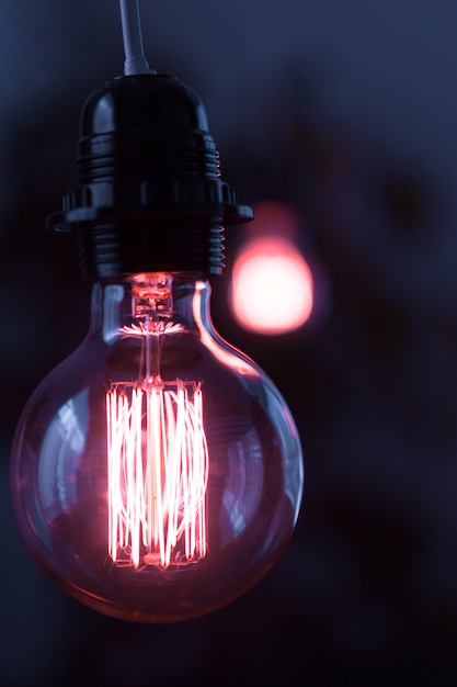 Une ampoule classique Edison dans le noir