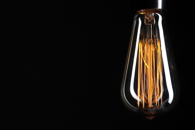 ampoule classique Edison sur fond sombre