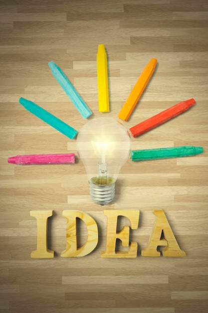 Ampoule et crayons avec mot d'idée