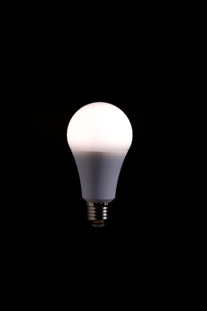 Ampoule écologique LED brûlante sur fond noir