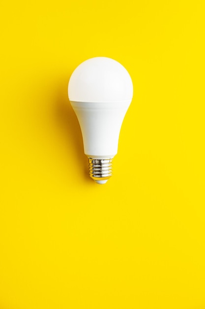 Ampoule à économie d'énergie sur fond jaune Ampoule LED