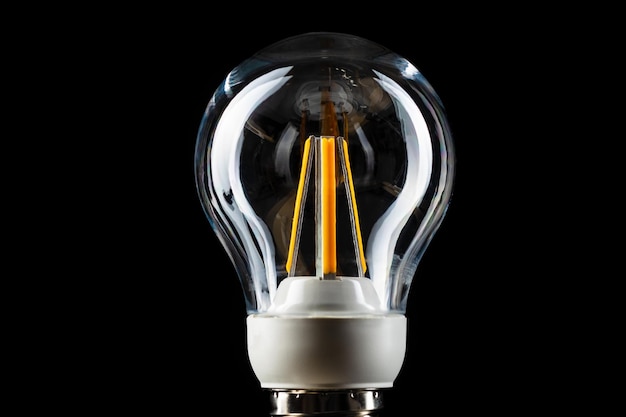 Ampoule à économie d'énergie sur fond noir Ampoule LED