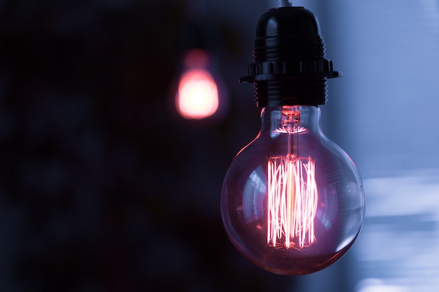 Une ampoule Edison classique dans l&#39;obscurité avec un espace pour le texte