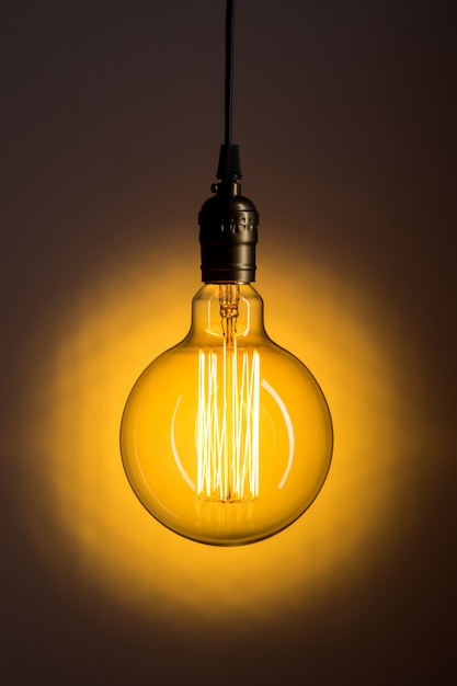 Ampoule Edison rétro incluse sur fond orange vif