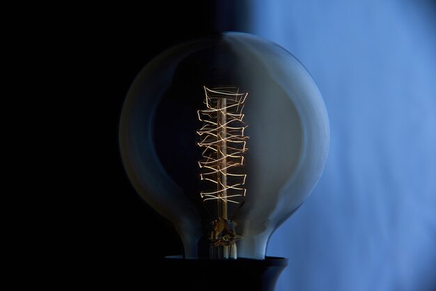 Ampoule Edison Vintage sur fond bleu