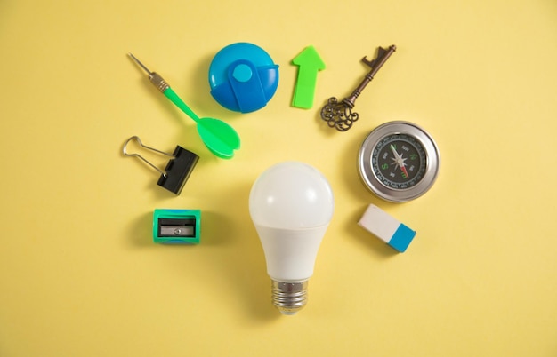 Ampoule avec une entreprise fournit une idée créative d'entreprise