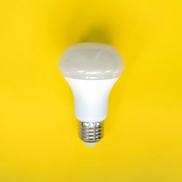 Ampoule sur fond jaune Lampe led fluorescente à économie d'énergie