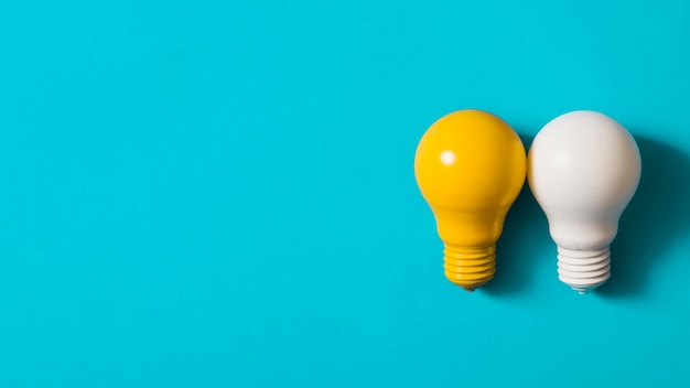 Photo ampoule jaune et blanche sur fond bleu