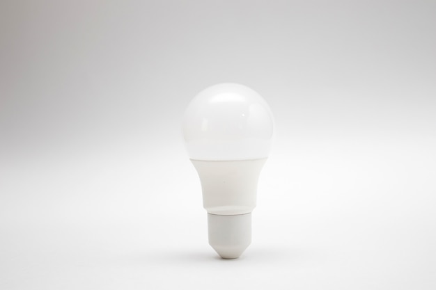 Ampoule de lampe LED blanche sur fond blanc.