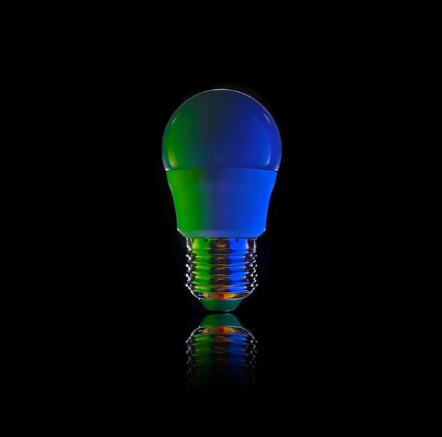 Ampoule LED de couleur sur un gros plan de fond sombre