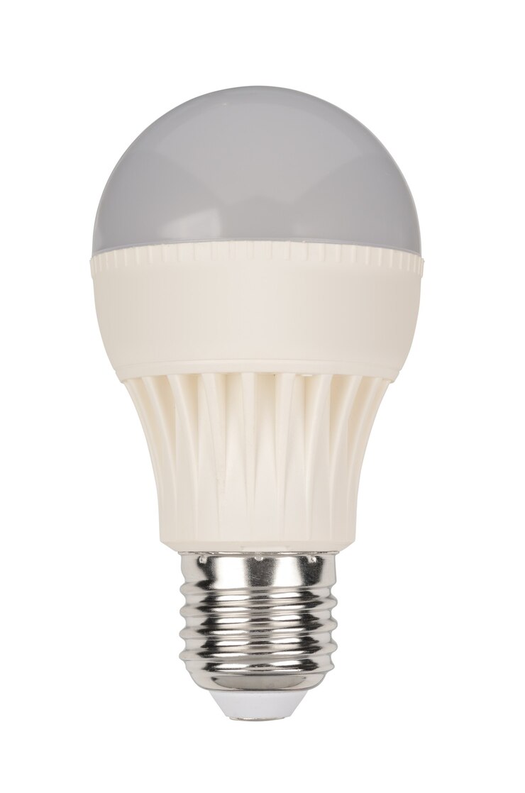 Photo ampoule led à économie d'énergie isolée sur blanc. avec chemin de détourage