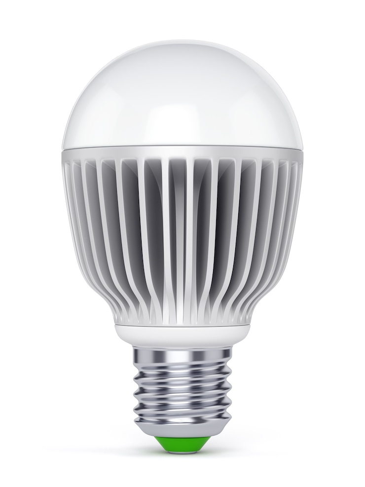 Photo ampoule led à économie d'énergie. lampe électrique isolée sur fond blanc.