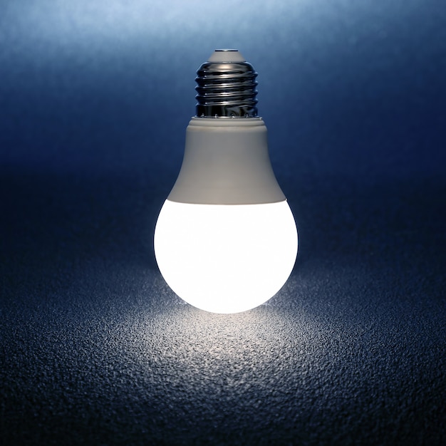 Ampoule LED incluse sur fond sombre