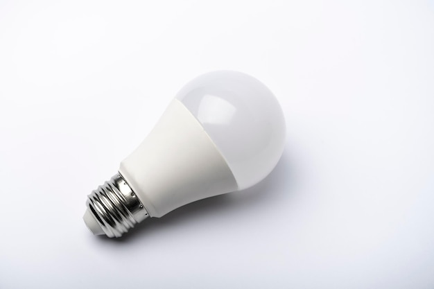 ampoule led isolé sur fond blanc. Eclairage LED