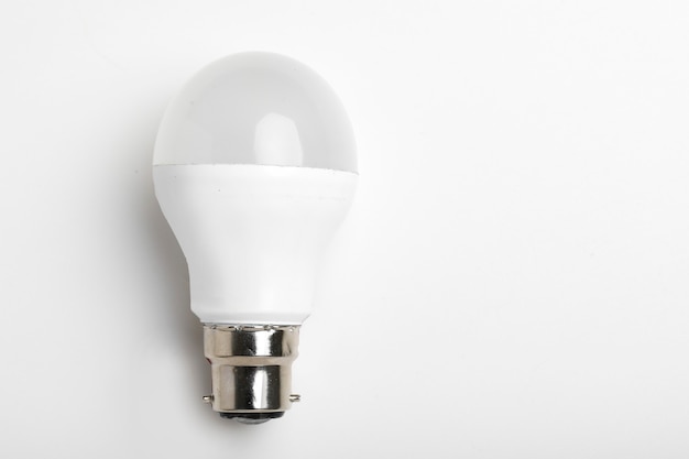 Ampoule LED isolée sur fond blanc