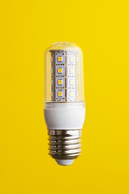 Ampoule led SMD à économie d'énergie sur fond jaune