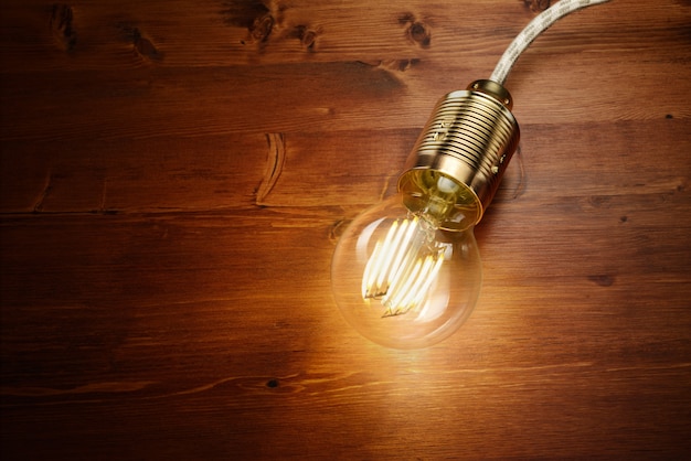 Photo ampoule ligh sur table en bois