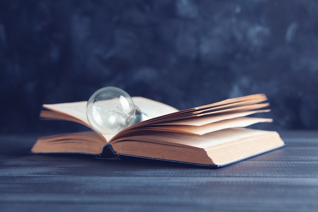 Ampoule et livre sur la table