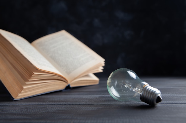 Ampoule et livre sur la table