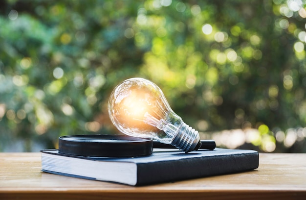 Ampoule et livre sur table