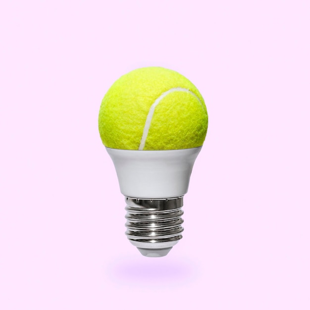 Une ampoule ludique et une balle de tennis