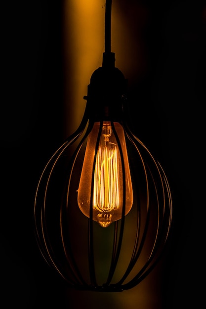 ampoule rétro Edison rougeoyante et décor dans la nuit